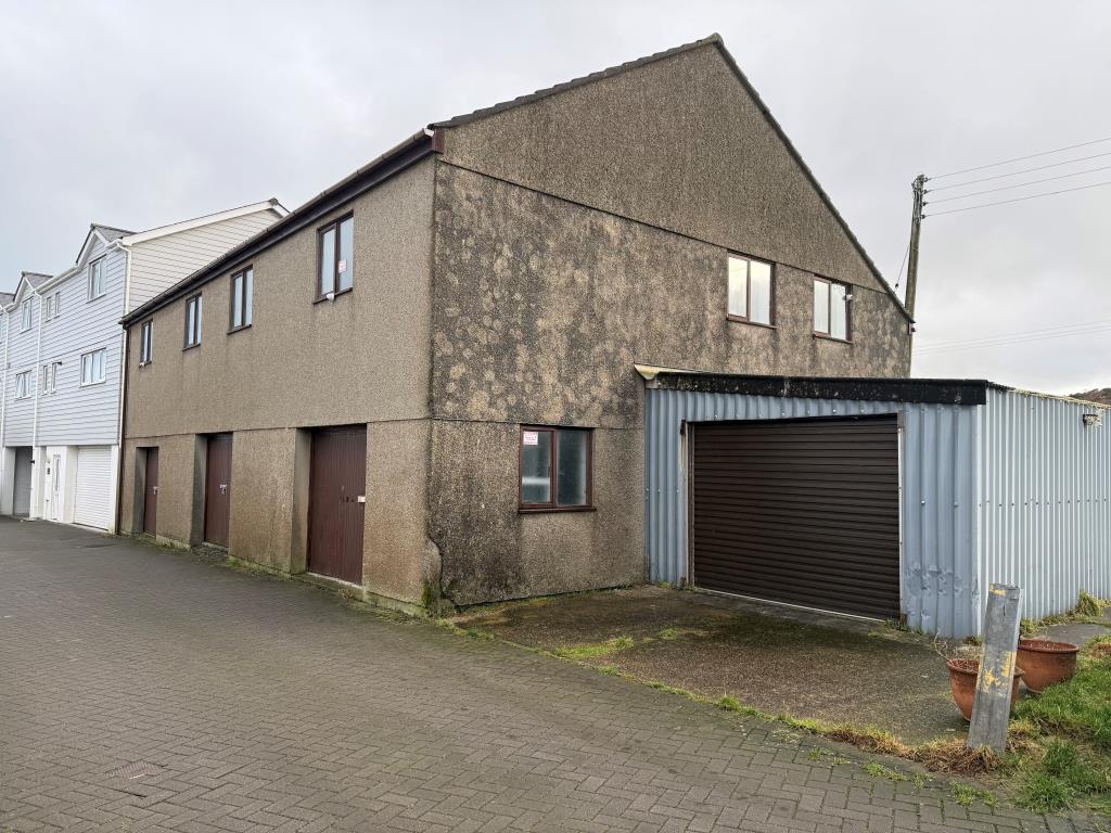 Lot: 174 - COACH HOUSE WITH SPACIOUS ACCOMMODATION PLUS FOUR SELF CONTAINED GARAGES AND PARKING - 